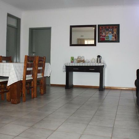Strand Meadows B&B Габороне Екстер'єр фото